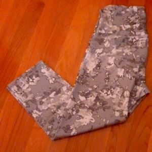 Old navy active camo legging capri